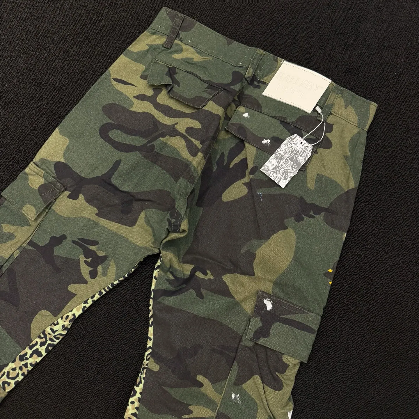P240 model number: D378 GALLERY DEPT. ss25 limited camouflage splicing printed bootcut jeans Size: 28, 30, 32, 34, 36 (S-XXL) Color: Camouflage Size reference: Pants length 100 102 104 106 106 Waist 72 76 80 84 88 Recommended weight S (about 110 pounds) M (about 120 pounds) L (about 140 pounds) XL (about 165 pounds) XXL (about 185 pounds)